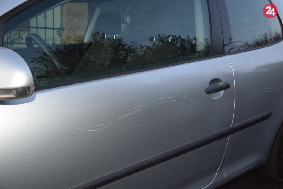 Vyzúril sa na cudzom majetku: Niekto kľúčom poškriabal autá v Nitre, FOTO