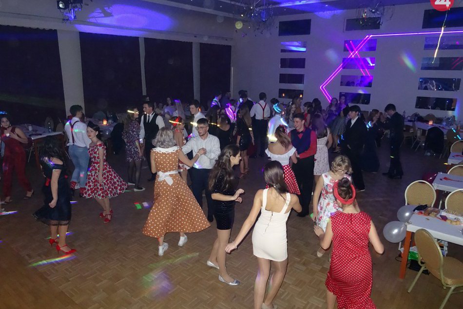Obrazom: Retro ples gymnazistov