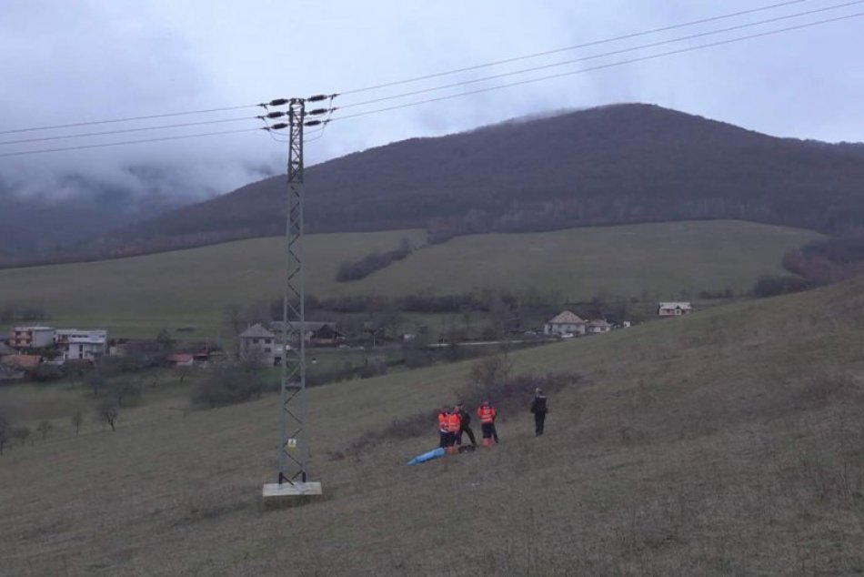 Obrazom: Muž vyliezol na stĺp vysokého napätia, zomrel