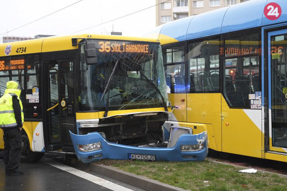 dopravná nehoda autobusu a električky na Triede SNP v Košiciach