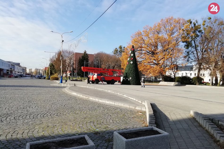 V OBRAZOCH: Na humenskom námestí sa už vypína vianočný stromček