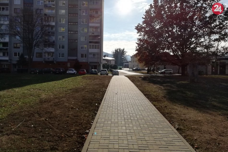 FOTO: Na Laboreckej ulici v Humennom pribudol nový spojovací chodník