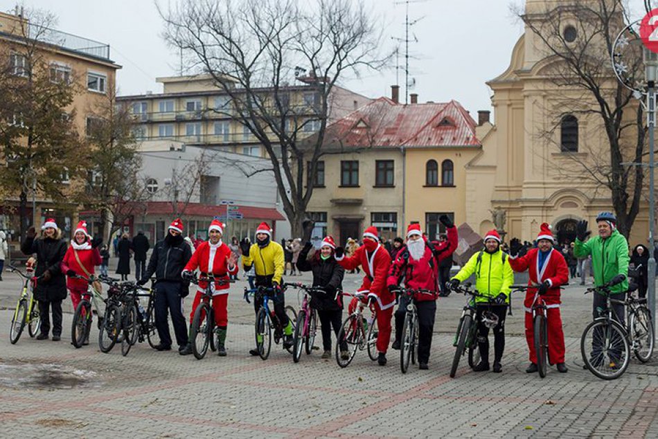Mikuláši na bicykloch spestrili ulice Nových Zámkov