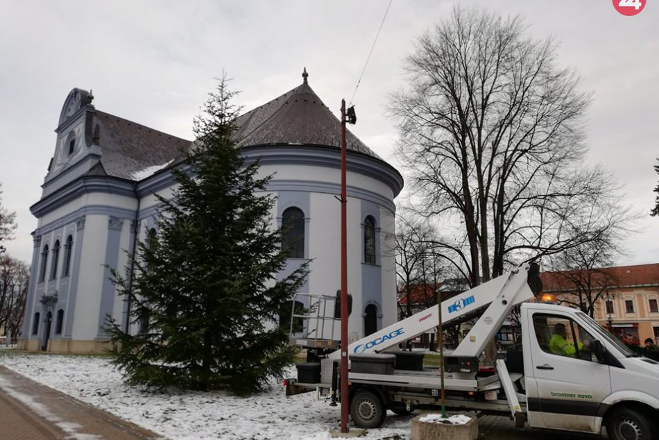 Pozrite si ho na FOTKÁCH: V centre Spišskej sa už vypína vianočný stromček