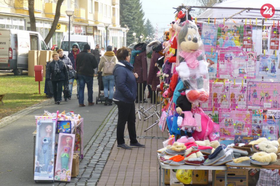 Humenské vianočné trhy lákajú: Pozrite si zábery z námestia plného ľudí