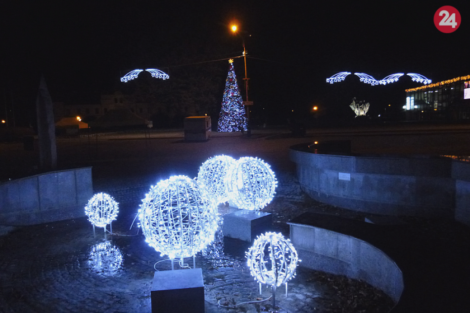 Obrazom z námestia v Humennom: Vianočný stromček je už rozsvietený