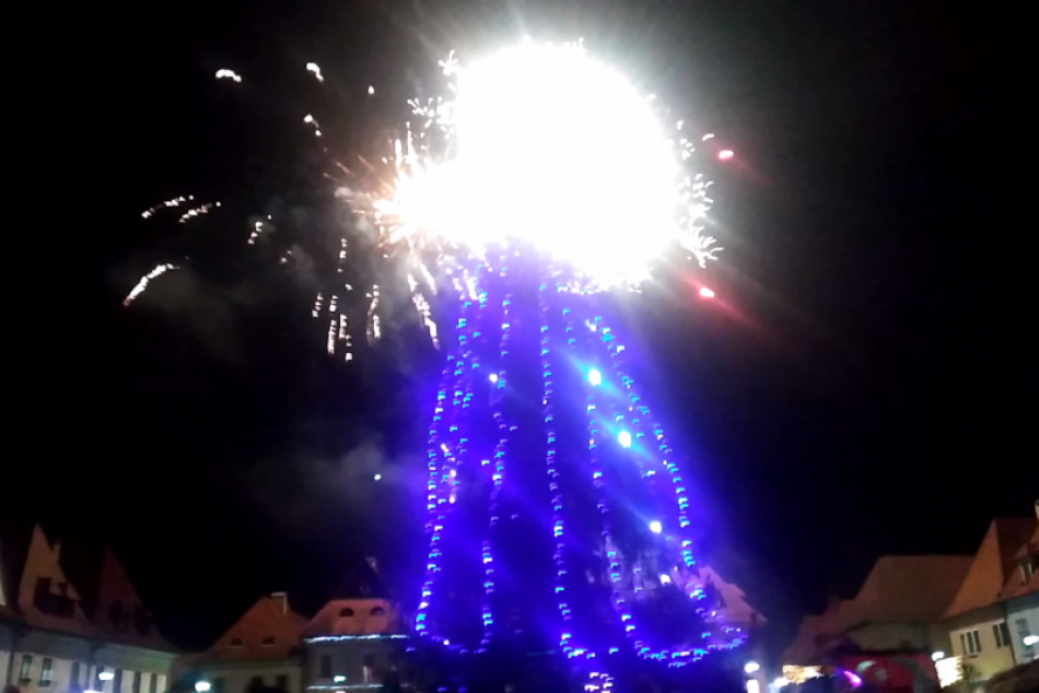OBRAZOM: Mikuláš rozsvietil vianočný stromček aj na bardejovskom námestí