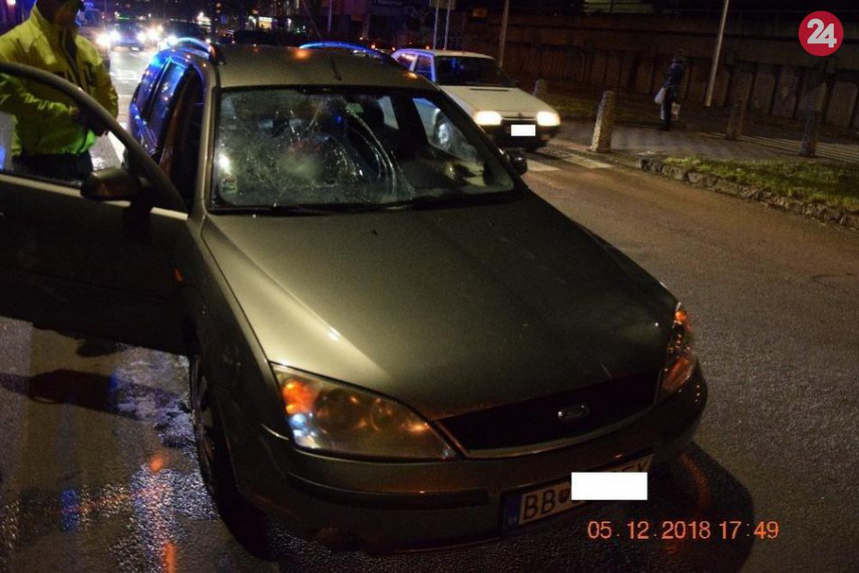 V OBRAZOCH: Vodič na priechode v Bystrici zrazil dvoch chodcov