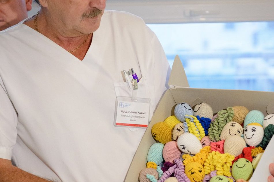 FOTO: Bábätká vo Fakultnej nemocnici v Nitre dostali pletené chobotničky