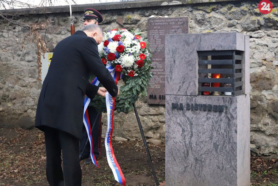 V OBRAZOCH: Kiska pri Pamätníku rómskeho holokaustu na židovskom cintoríne
