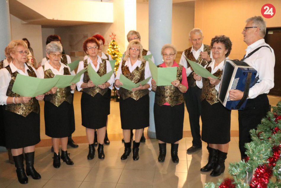GALÉRIA: Prešovskí seniori a deti priniesli na Mestský úrad vianočnú atmosféru