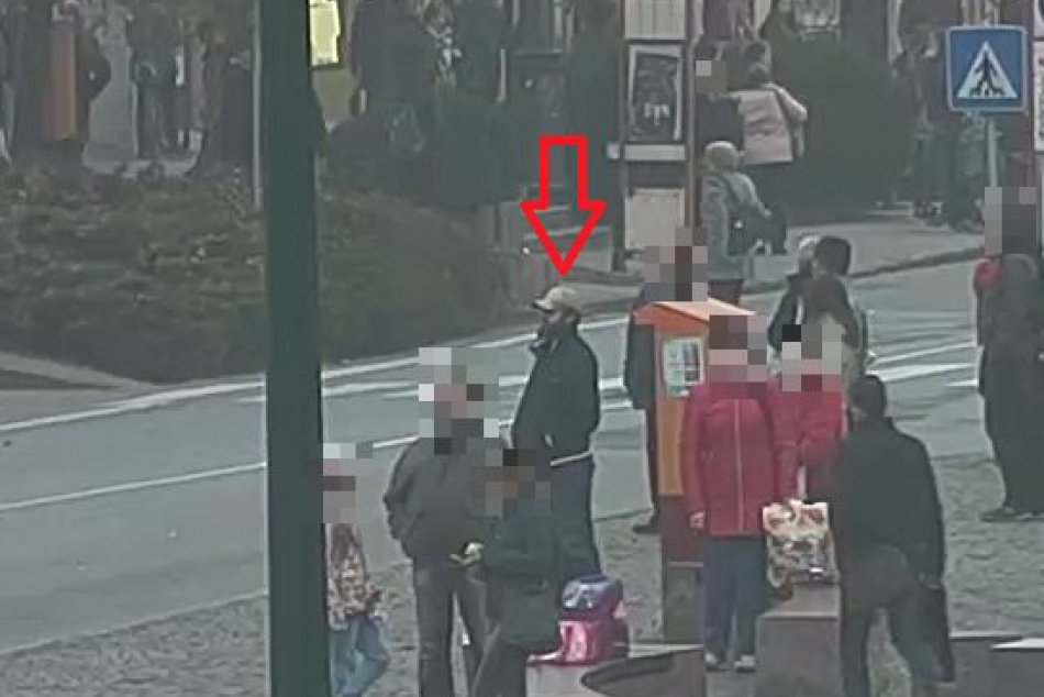 Prešovská polícia chce stotožniť muža na FOTKÁCH označeného červenou šípkou!