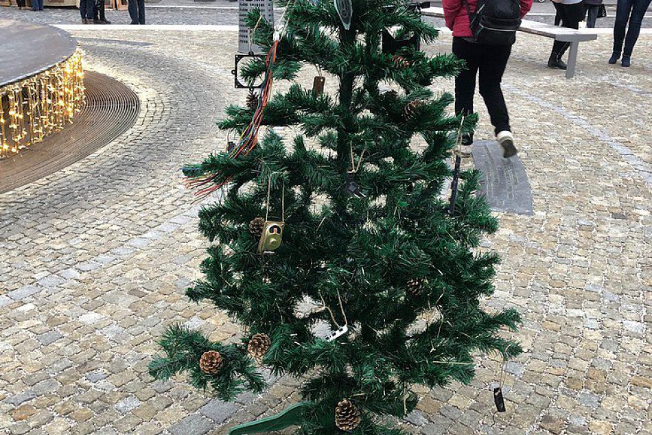 Vianočná guerilla kampaň OZ Nová Vlna na Mierovom námestí v Trenčíne