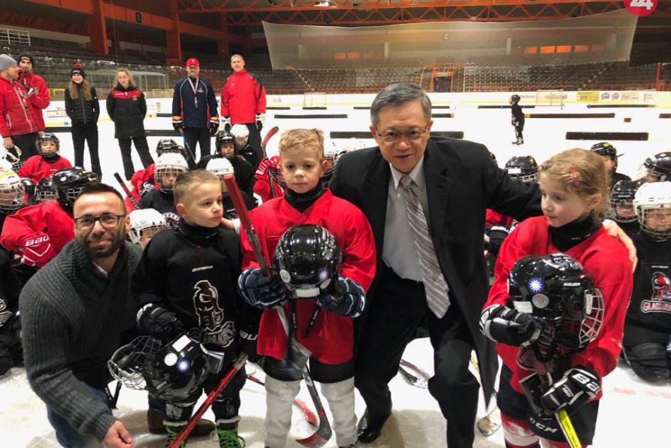 OBRAZOM: Deti na mestskom zimnom štadióne v Trnave prekvapil taiwanský veľvyslan