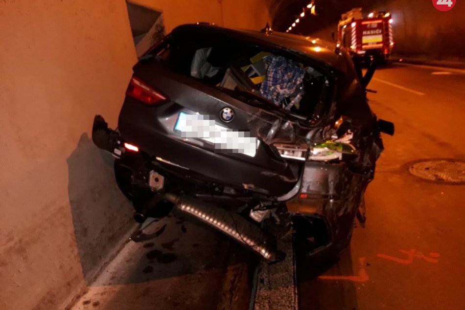 Nehoda ako z filmu: Auto letelo vzduchom a narazilo do tunelovej rúry