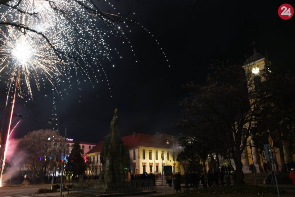 FOTO, Farebné vesmírne divadlo: Šaľania privítali nový rok 2019