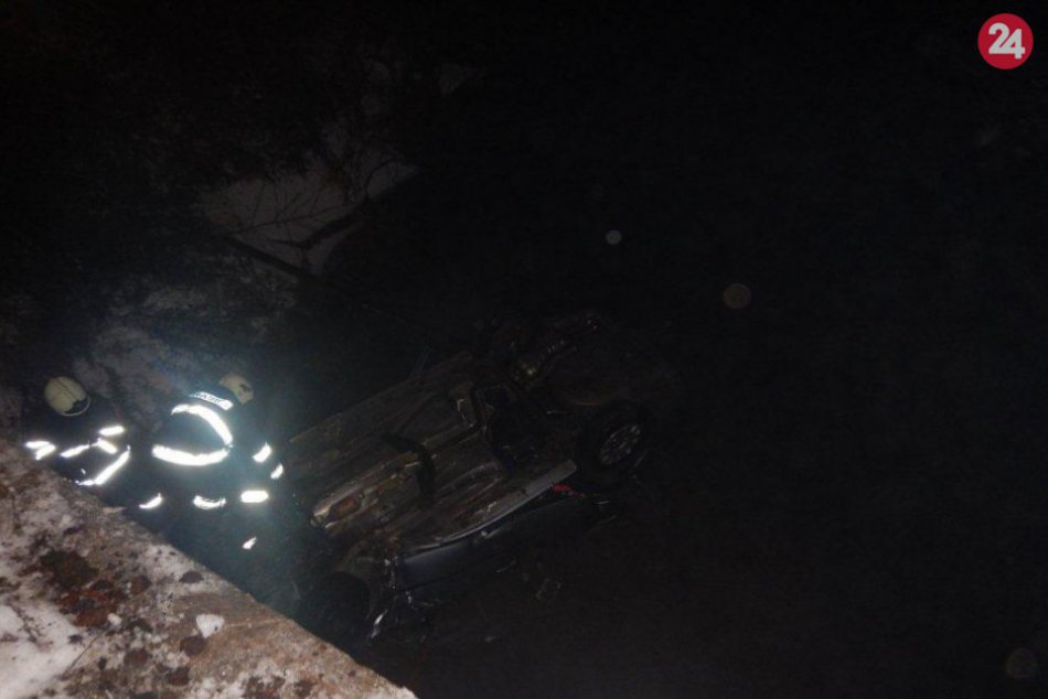 FOTO: Petra (20) skončila autom dole hlavou v potoku, zachránili ju policajti