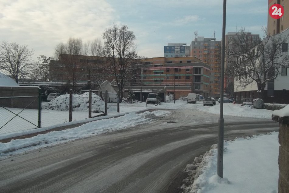 Perinbaba potešila Šaľanov snehom: Do ulíc vyšli všetky cestárske vozidlá, FOTO