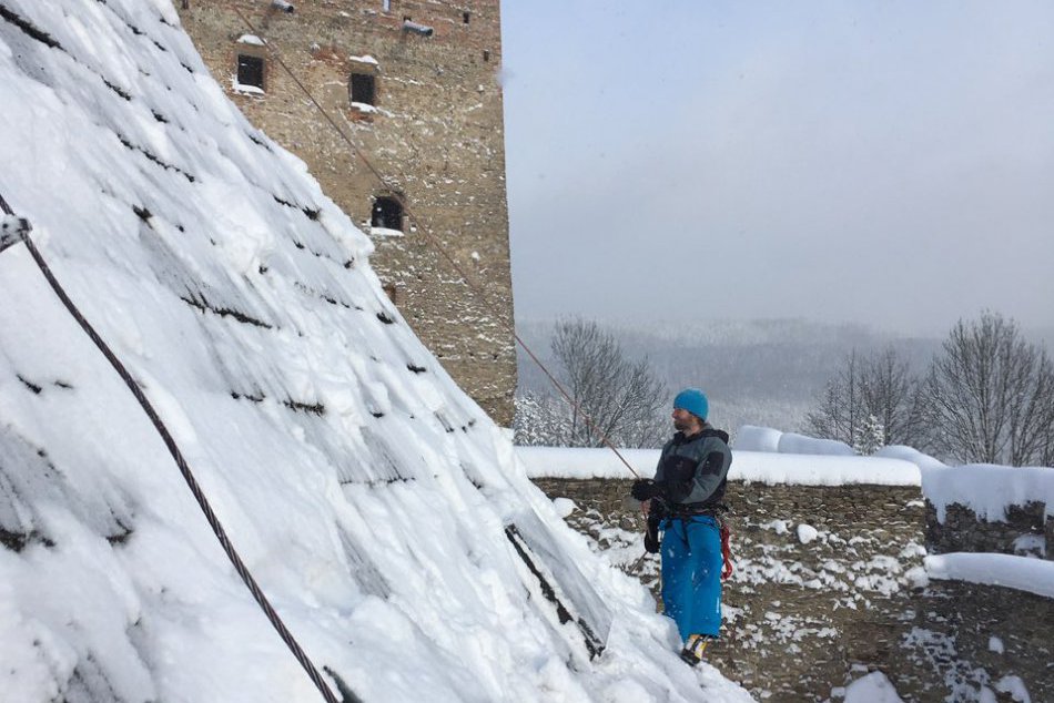 Horolezci na strechách hradu Ľubovňa už týždeň odpratávajú sneh