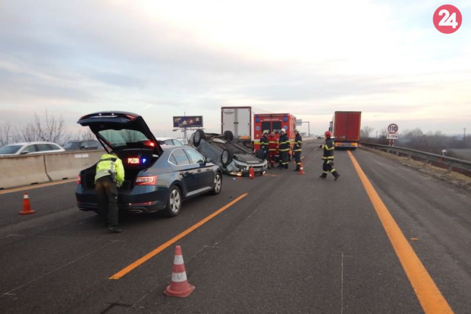 Nehoda na D1: Auto sa po náraze prevrátilo na strechu