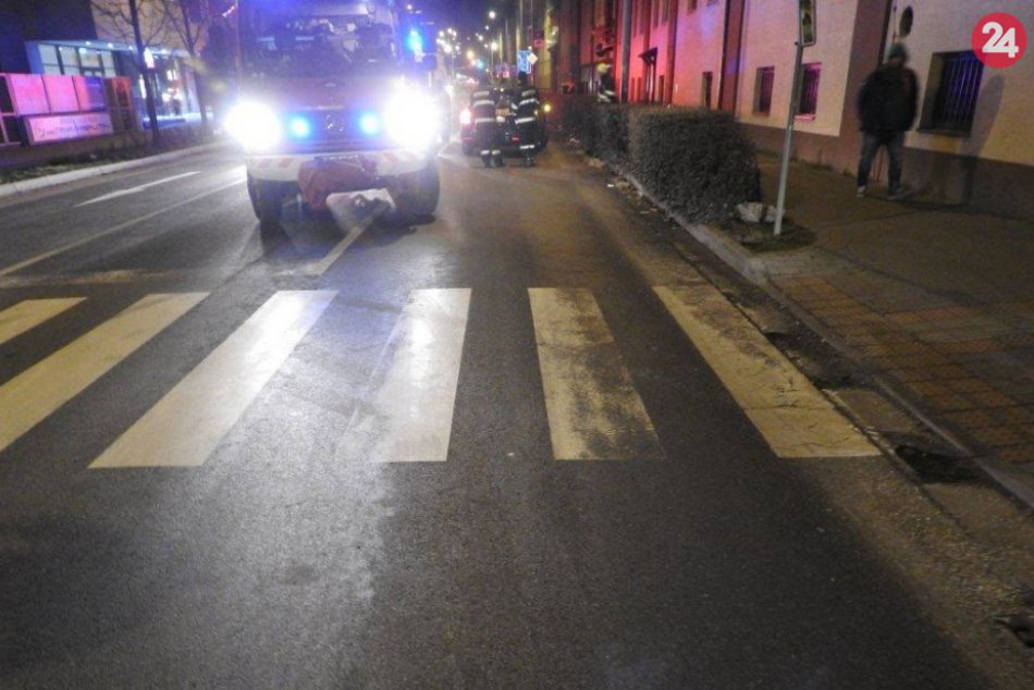 FOTO: Auto v Trnave zrazilo chodca na priechode pre chodcov