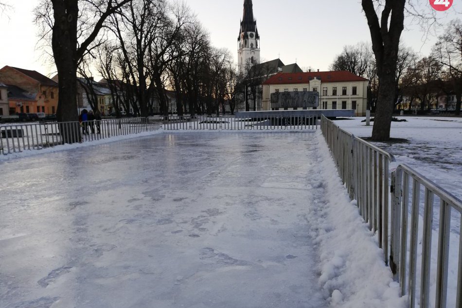 Zachytené fotoaparátom: V centre nášho mesta vzniká lákadlo pre korčuliarov!