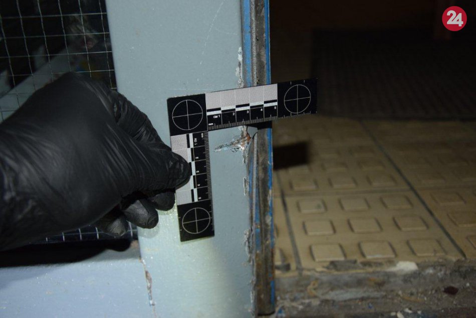 V OBRAZOCH: Polícia pátra po páchateľovi, ktorý v Bystrici ukradol trezor