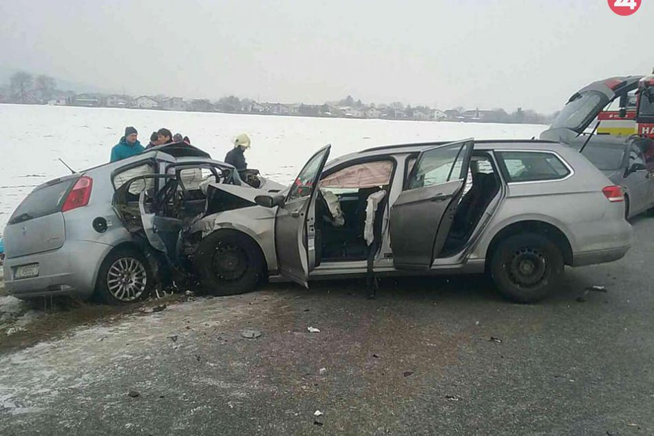 Vážna dopravná nehoda pri Klobušiciach: Zrážku neprežili dve osoby