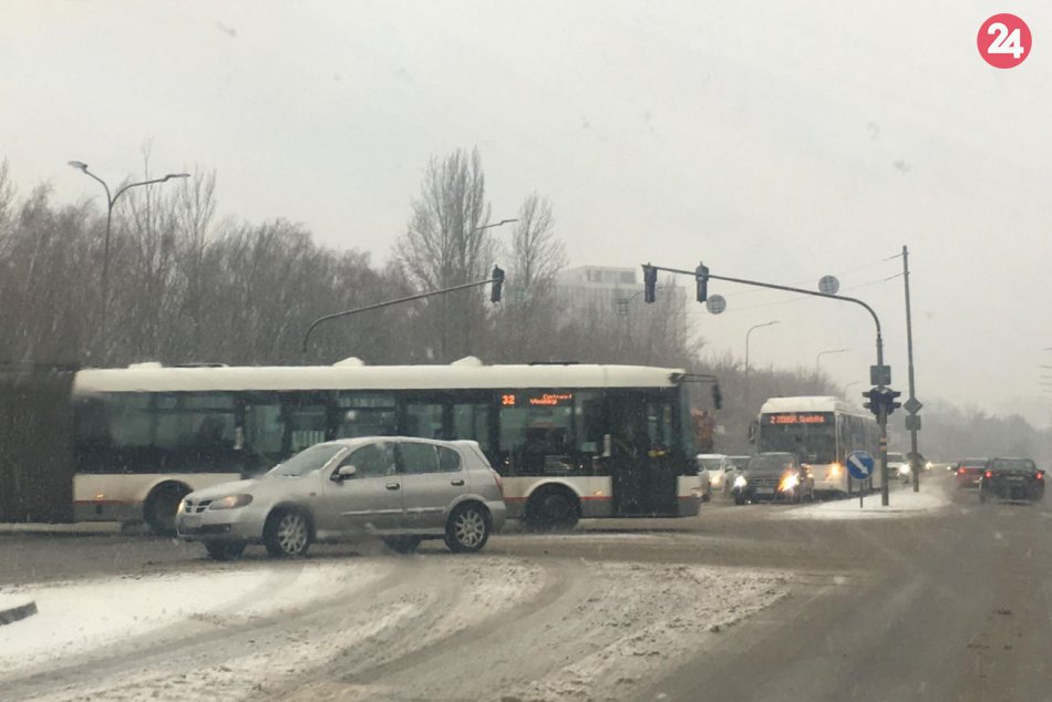 Nitru zasiahlo sneženie aj v pondelok 28. januára