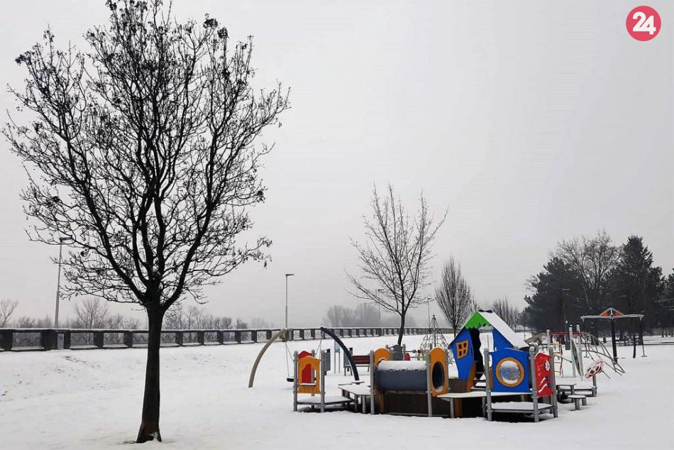 Hlohovec sa prebudil do zasneženého rána: Mesto prikryla snehová perina, FOTO