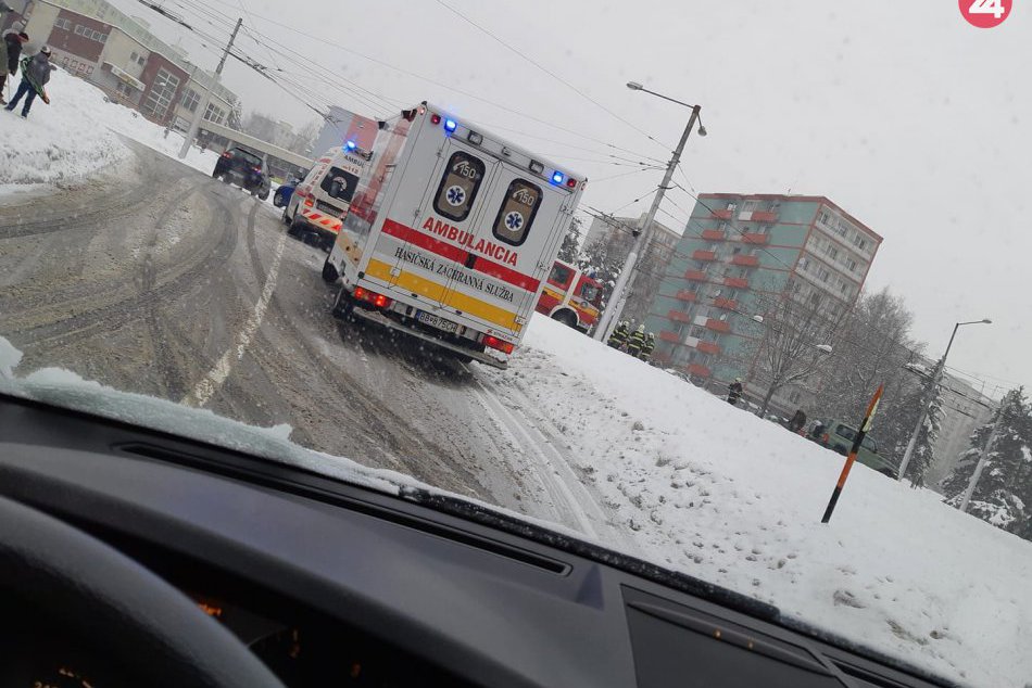 V OBRAZOCH: Nehoda 3 áut na Kyjevskom námestí v Bystrici