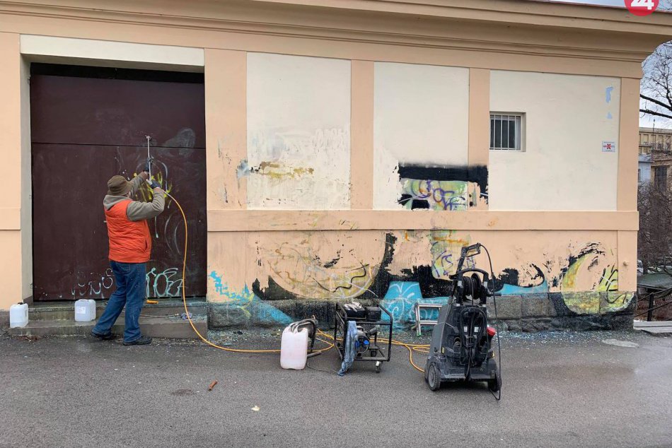 Mýtny domček znečistili grafitmi