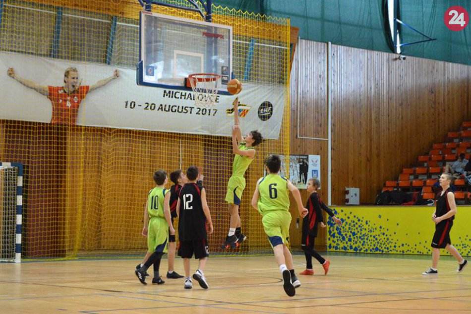 Fotoobjektívom: V Michalovciach si to v basketbale rozdali žiaci základných škôl