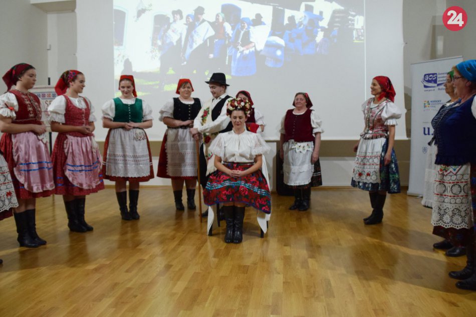 Obrazom: Svadobné zvyky z Honiec v podaní folklórnej skupiny Genšenky