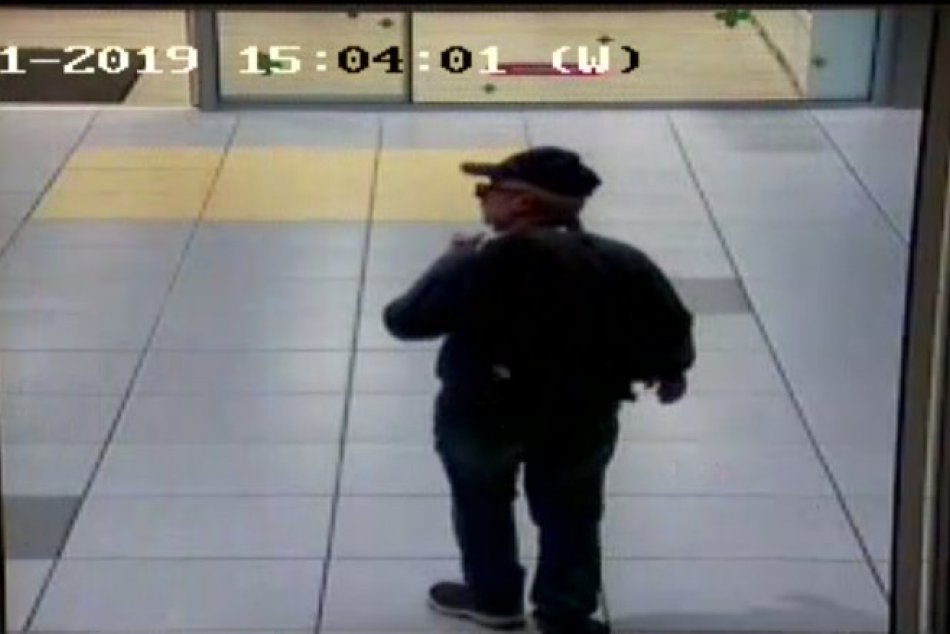 FOTO: Podozrivý muž, ktorý si v obchodnom centre v Trenčíne prisvojil cudzie pen
