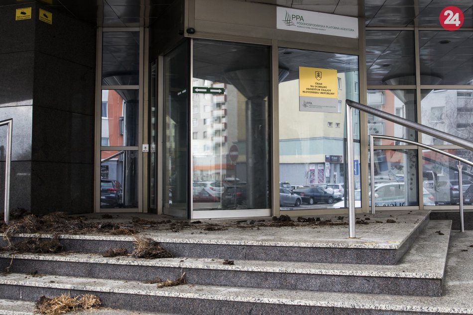 Hnoj pred budovou Pôdohospodárskej platobnej agentúry v Bratislave
