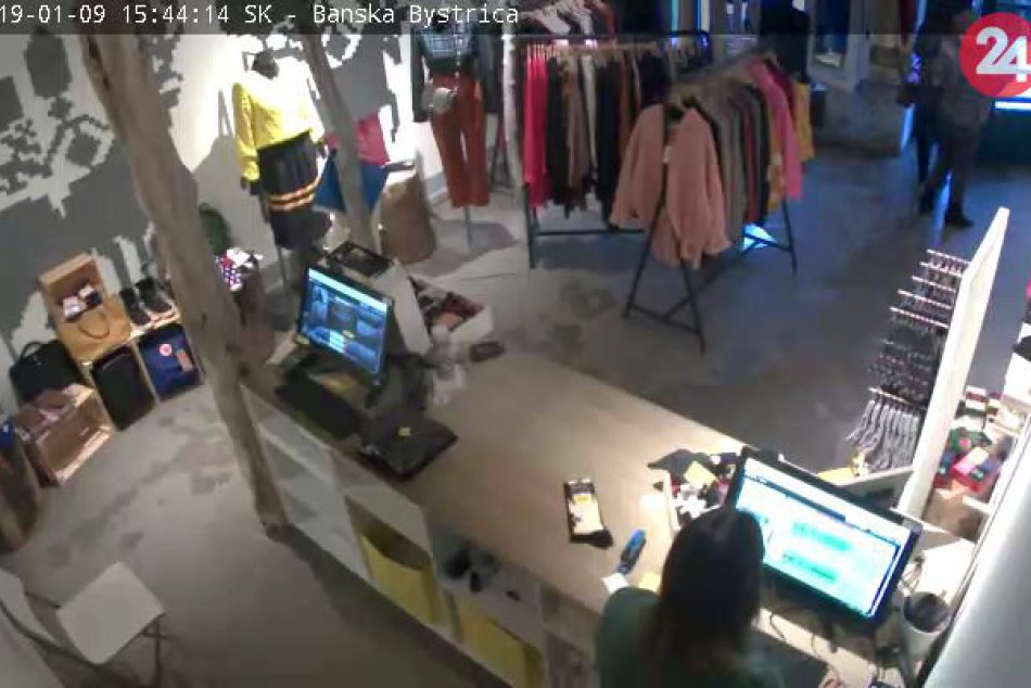V OBRAZOCH: Osoby na fotografiách by o krádeži v obchode mohli niečo vedieť