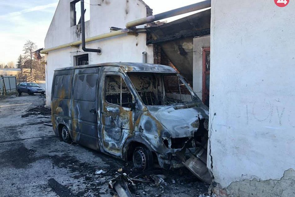 FOTO: Po požiari výrobnej haly v Bánovciach nad Bebravou