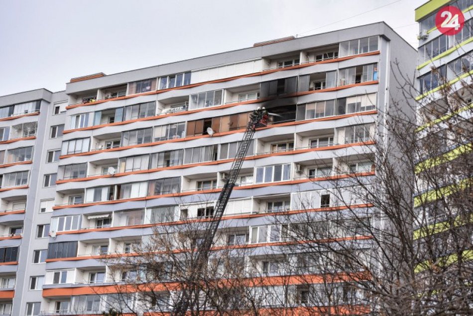 Zásah hasičov pri požiari bytu v bratislavskej Petržalke