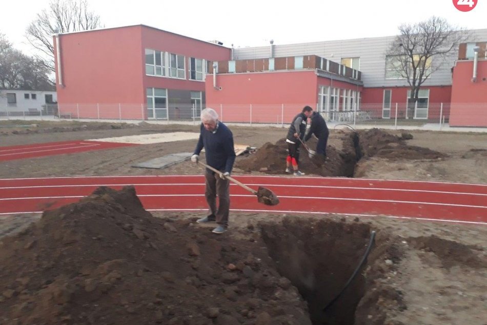 Ľudia bez domova sú mestu nápomocní: V Šali začali s jarnými prácami, FOTO