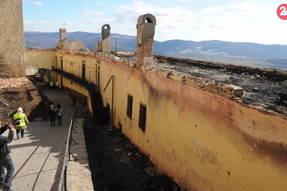 Obrazom: Takto zničil požiar pred siedmimi rokmi hrad Krásna Hôrka