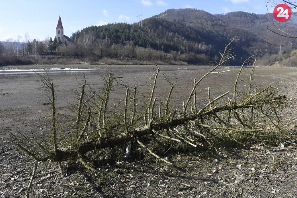 Nízka hladina vodnej nádrže Ružín