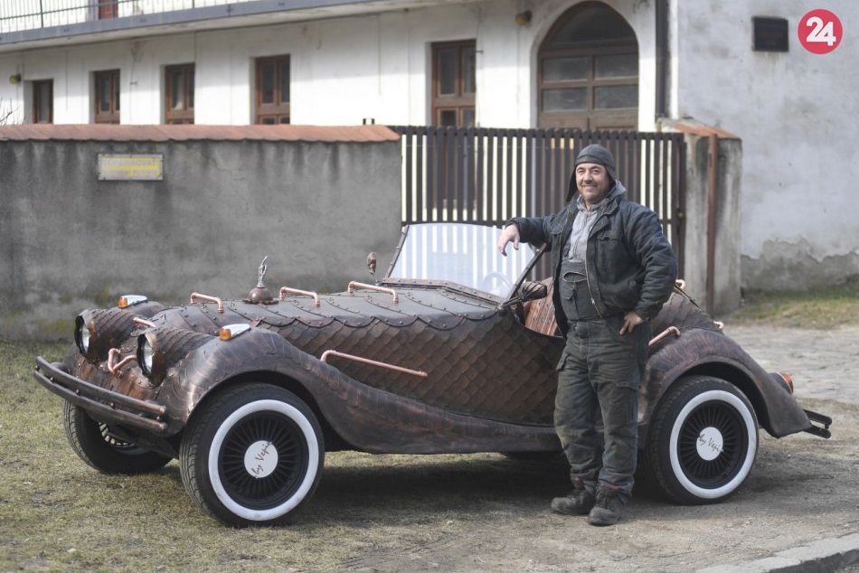 Umelecký kováč vytvoril funkčné "dračie" auto pokryté šupinami