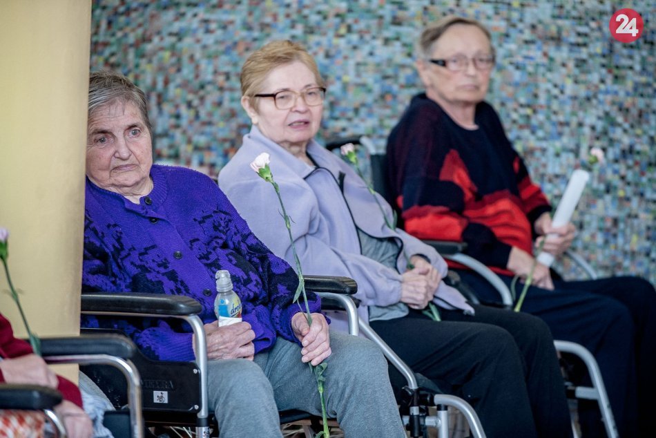 v OBRAZOCH: Ženám v zariadeniach pre seniorov blahoželali v predstihu k MDŽ