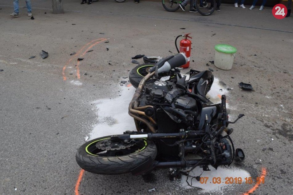 V OBRAZOCH: Zábery z miesta nehody v Tornali. Vodič zrazil motorkára a odišiel