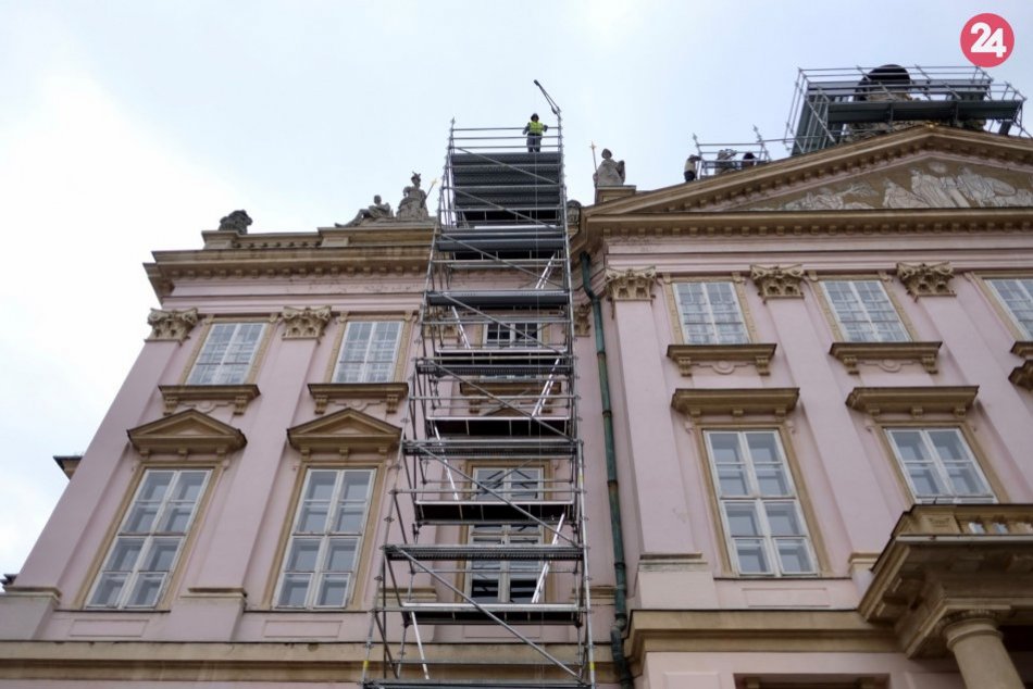 Bratislava obnovuje atiku Primaciálneho paláca a jej sochársku výzdobu