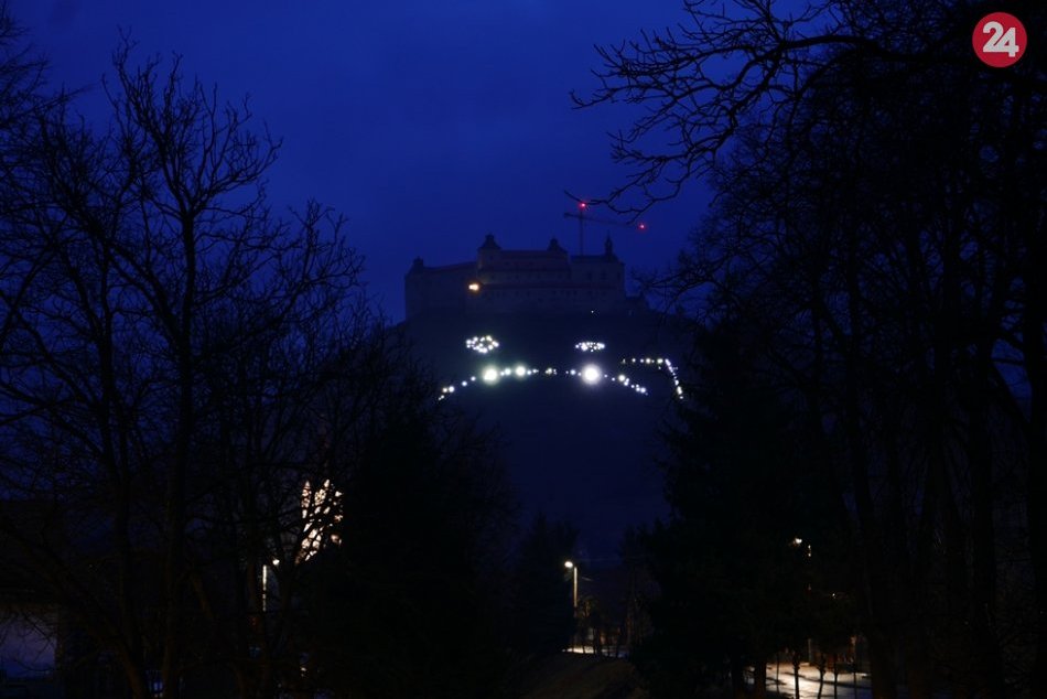 Obrazom: Vysvietený hrad Krásna Hôrka a smutný smajlík