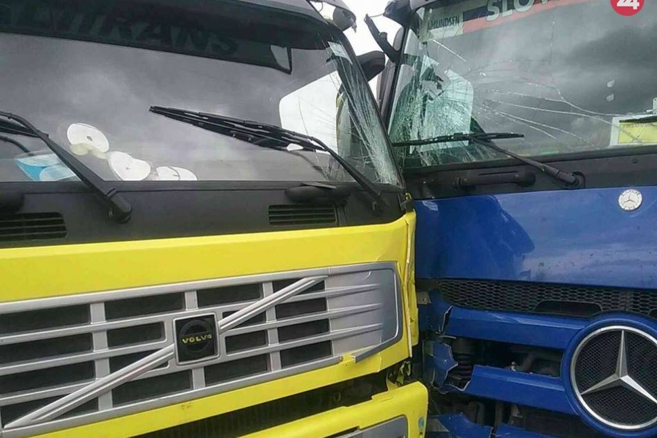 Zrážka dvoch nákladných áut v okrese Trenčín