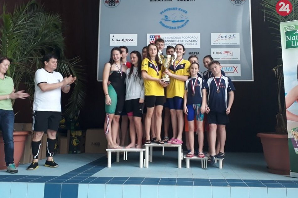 FOTO: Šiesti humenskí plavci priniesli z Rimavskej Soboty až 19 medailí