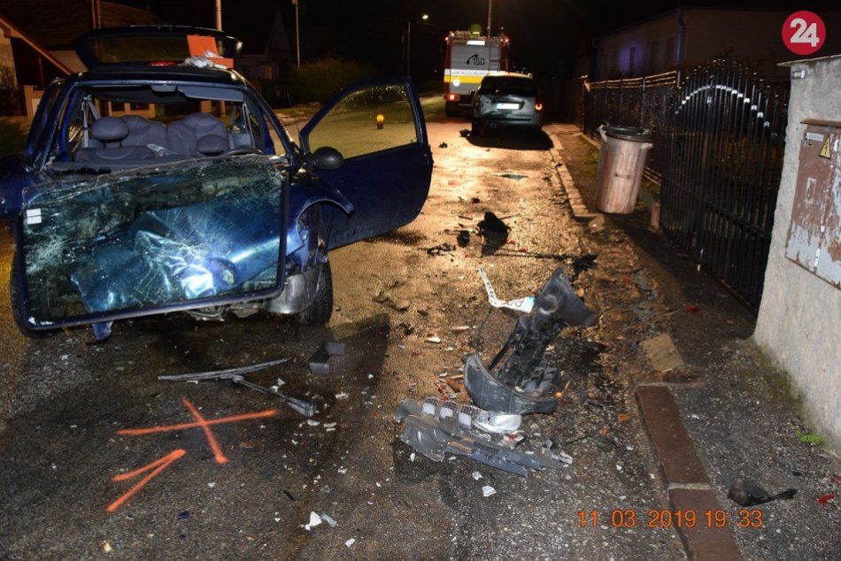 Zábery z nehody v obci Zemianske Kostoľany: Dcéra vodiča ťažko zranená